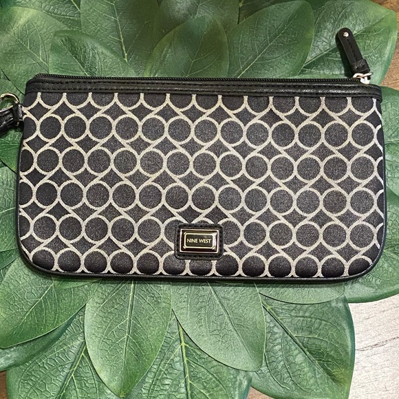 Nine West navy blue n white geometric wristlet - Picture 3 of 13